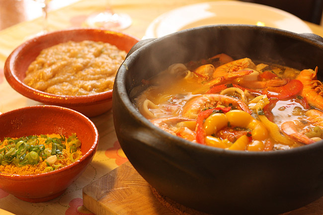 panela de barro com moqueca 