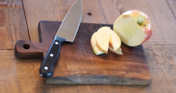 Como Fazer uma Tábua de Cortar – DIY tábua de cortar com uma maçã em pedaços e uma faca