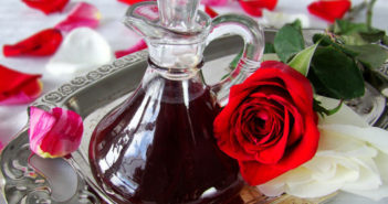 Como Fazer Água de Rosas – O Elixir dos Deuses Garrafa de água de rosas