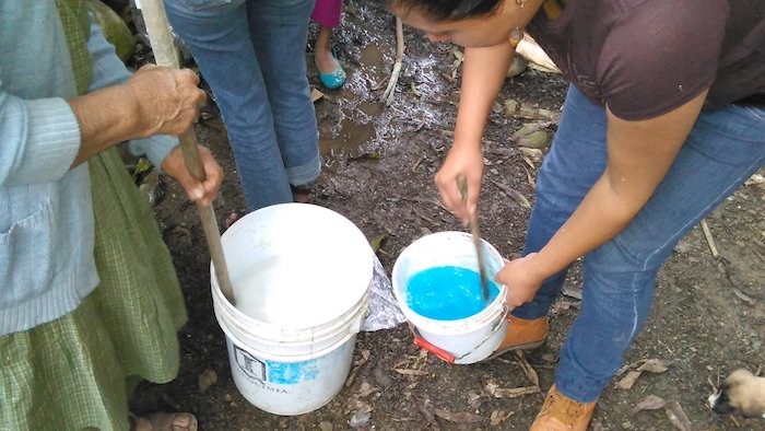 misturado agua de cal com agua com sulfato de cobre