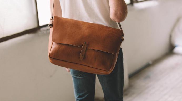 mulher levando bolsa