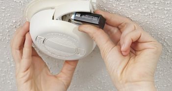 14 ítens domésticos que devem ser substituídos trocar bateria detector de fumaça