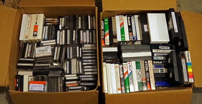 caixas com VHS e fita cassete velhos 