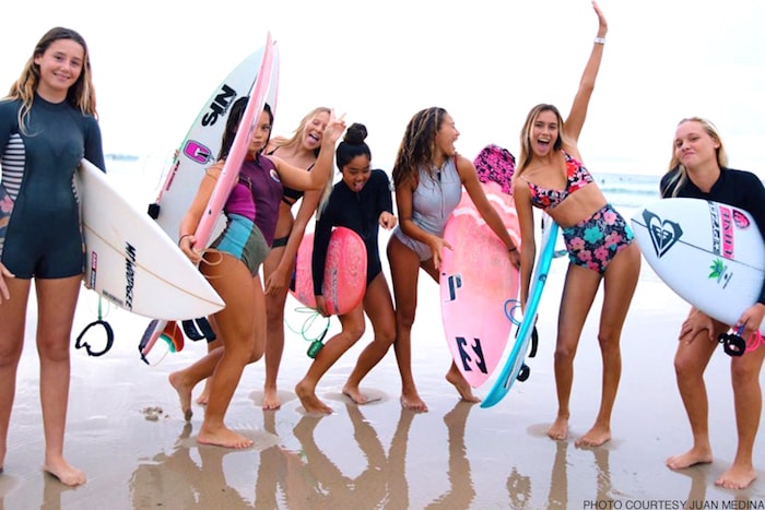 mulheres com prancha de surf