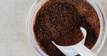 Como usar o pó de café como fertilizante natural pó de café