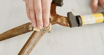 6 maneiras eficientes para remover ferrugem com coisas que você tem retirar ferrugem de metal