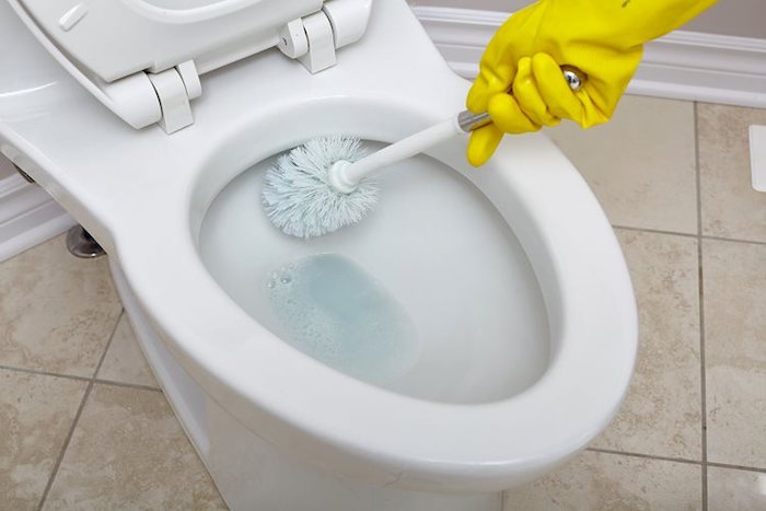 Como Remover Manchas de Água Dura em um Vaso Sanitário