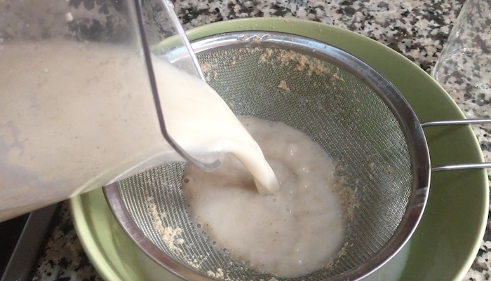 coando o leite de aveia 