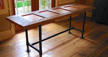 Mesa DIY feita com porta usada e tubo galvanizado mesa estilo industrail