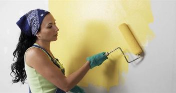 11 erros comuns cometidos ao pintar paredes mulher pintando parede