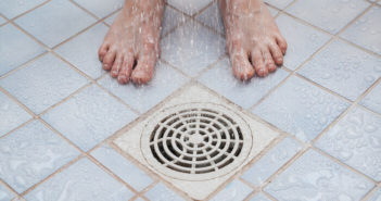 A melhor maneira de instalar um ralo de chuveiro ralo no chuveiro