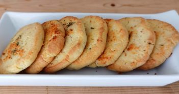 Biscoitos de queijo parmesão biscoite de queijo e ervas
