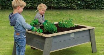 Faça sua Horta Fácil em casa – Tenha Alimentos Orgânicos o Ano Inteiro crianças e mesa de cultivo