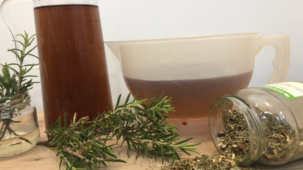 Enxague de Alecrim Para um Cabelo e Couro Cabeludo Saudável enxague natural