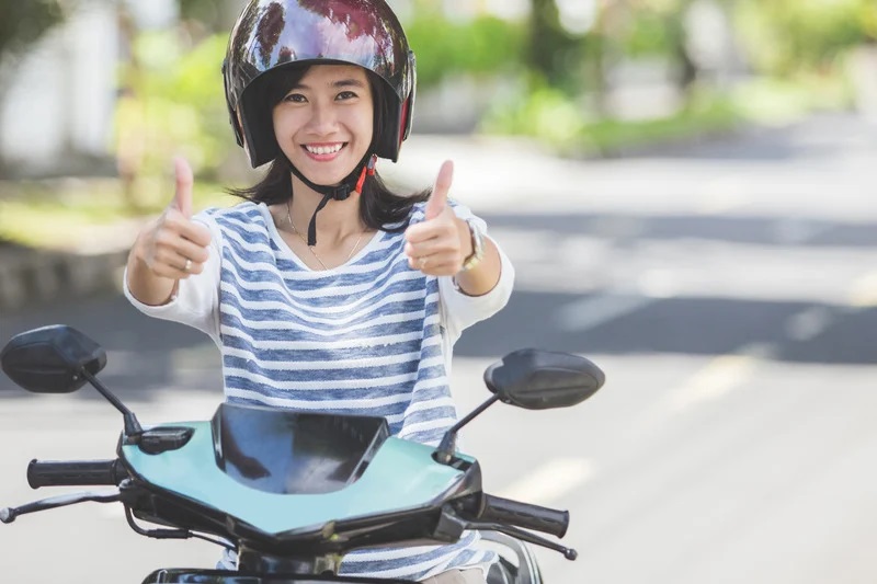 Como andar de moto: dicas para pilotar com segurança